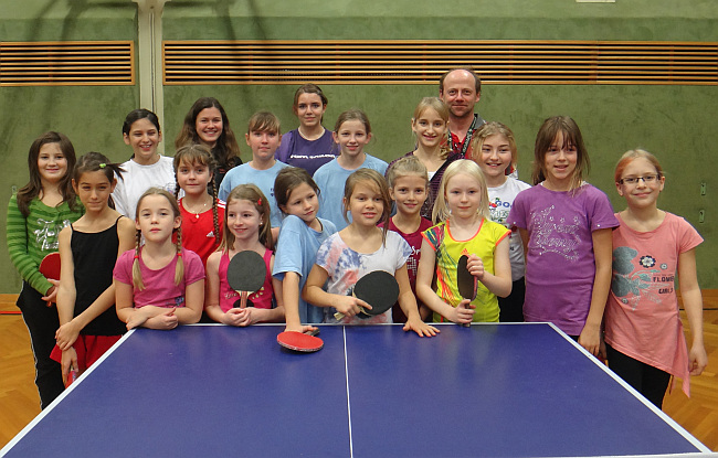 Begeisterte Tischtennisspielerinnen in Erwartung auf die Matches mit Turnierorganisator Dieter Baurecht (Sportunion St. Andrä-Wördern)